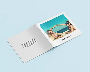 Quadratisches Fotoheft aufgeschlagen mit Rücken nach oben